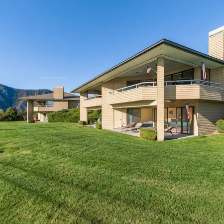 Wapato Point Halmalka Condo 512B Sleeps 8 by Outdoor Pool, Sandy Beach Amenities