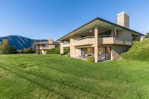 Wapato Point Halmalka Condo 512B Sleeps 8 by Outdoor Pool, Sandy Beach Amenities