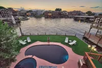 Lakefront Retreat with Pool, Spa, Golf, Fishing,  Boat slip, Kayaks & Marina - プライペートプール