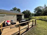 Newly renovated 2-bedroom cottage conveniently located with all the amenities! - 무료 와이파이