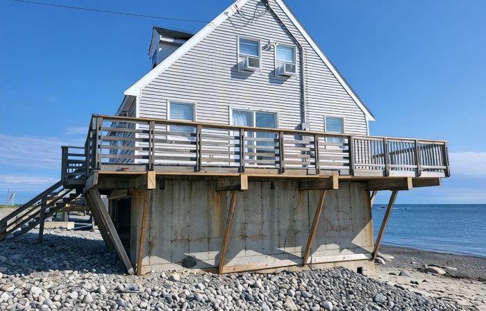 Cozy private beach stilt house-steps to the beach.