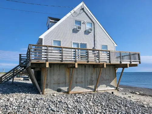 Cozy private beach stilt house-steps to the beach.