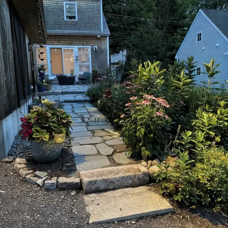 Sunny, private apartment. Walk to Kennebunk Village. Close to beaches.