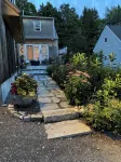 Sunny, private apartment. Walk to Kennebunk Village. Close to beaches.