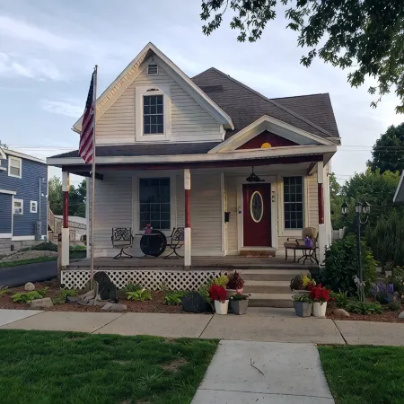 Sleeps 12. Less Than 1.5 Blocks from the Main Intersections Downtown Ludington