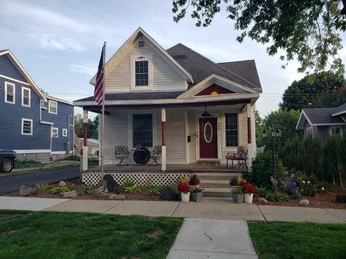 Sleeps 12. Less Than 1.5 Blocks from the Main Intersections Downtown Ludington