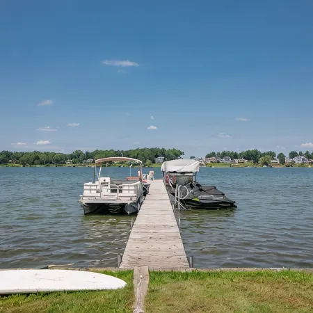 Beautiful 6 bedroom lake house with pontoon available for rent