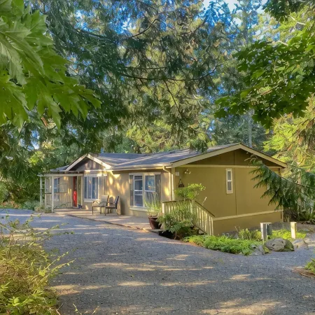 Clean & Cozy 2br/2ba, Remodeled w/ Hot Tub, Close To Beach & Town: See Reviews
