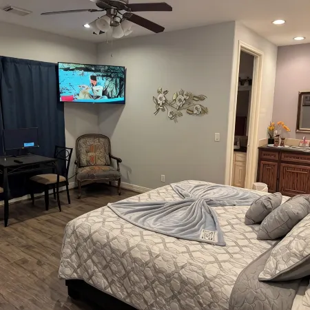 Your Place right on the lake with third floor balcony to watch the sunset 2x2+1