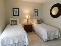 Stunning beachfront condo next to restaurant & a short drive to famous RumPoint - Balkon