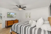 OLD HOMOSASSA- RIVER WATERFRONT HOUSE ICE MACHINE-DEEP BAY- FOUR KAYAKS - balcony