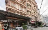 RedDoorz Plus near Mall Sunter - 3-Star