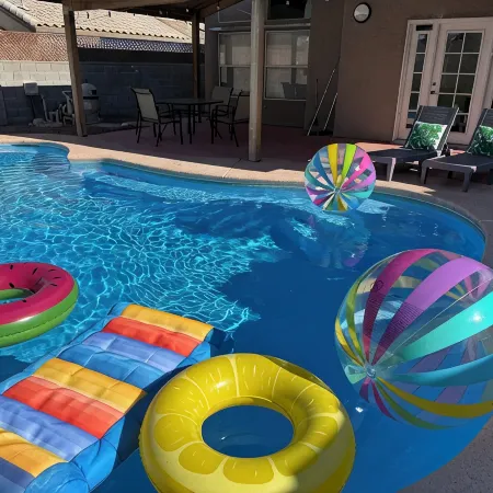 Remodeled Pool Villa with High Ceilings Near Summerlin Отели рядом с достопримечательностью «Поле для диск-гольфа Mountain Crest Disc»