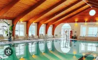 Spacious 5 BDRM Masthope Chalet with Private Movie Theater & AWESOME Game Room - 부티크