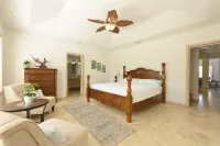Luxury Waterfront Villa + FULL RESORT ACCESS! No sargassum! Hotels in 