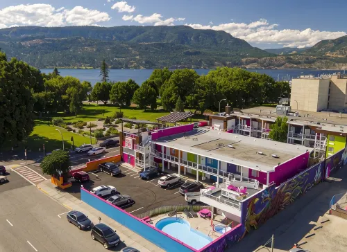 Hotel Zed Kelowna - Pet friendly