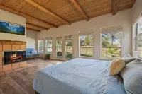 15 minutes from Murphys, Bocce Ball, Hot Tub, Pool Table, Sleeps 12 - 4-Star