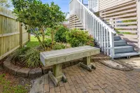 Walk to Manteo Waterfront • 3Br Retreat • Outdoor Shower + Spacious Decks - 3-Sterne