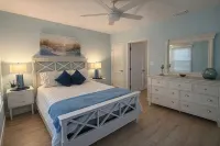 The Peacock Bungalow - Newly Renovated, Heated Pool & Jacuzzi, 5 min to Beach - 4-Star