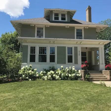CRAFTSMAN’sUPSTAIRS! 3 bd rm w/impressive attic!