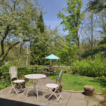 COUNTRY HOME Fenced Backyard, 1 mi. to Town, Kids & Dogs OK!