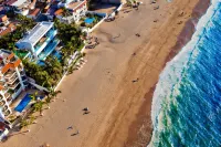 Casa La Playa, a 6 Bedroom FULLY STAFFED, MODERN BEACHFRONT VILLA,  Walk to Town
