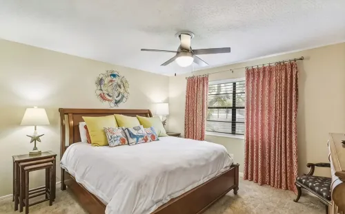 2Bed + 2Bath Blocks from the Beach