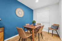 The Wildflower Townhome - Beautifully Updated and Fully Stocked - Close to A&M!