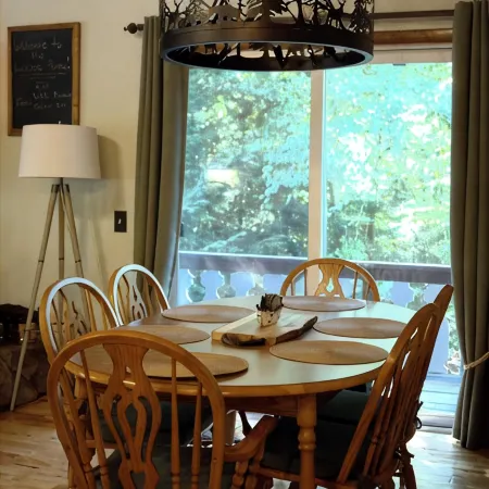 Loose Moose Lodge – Family Chalet, Fireplace, Ski!
