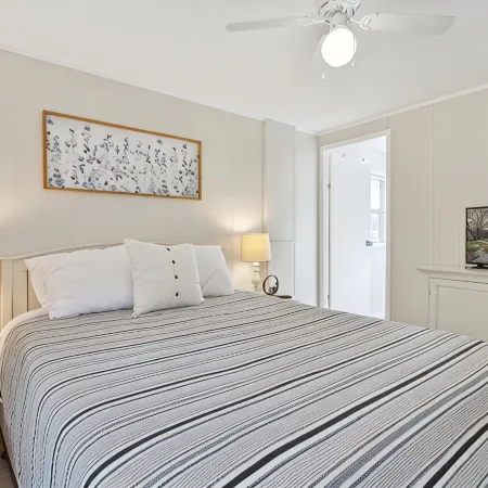 Relaxing Croton lake cottage w/ hot tub Hotels in Newaygo County