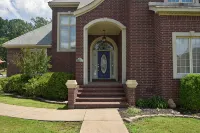 Spacious 4 Bed Island House on Lake Hamilton with Boat Slip