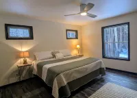 Charming quiet 2-bedroom house set in a cedar forest in welcoming Fish Creek - 3 stjerner