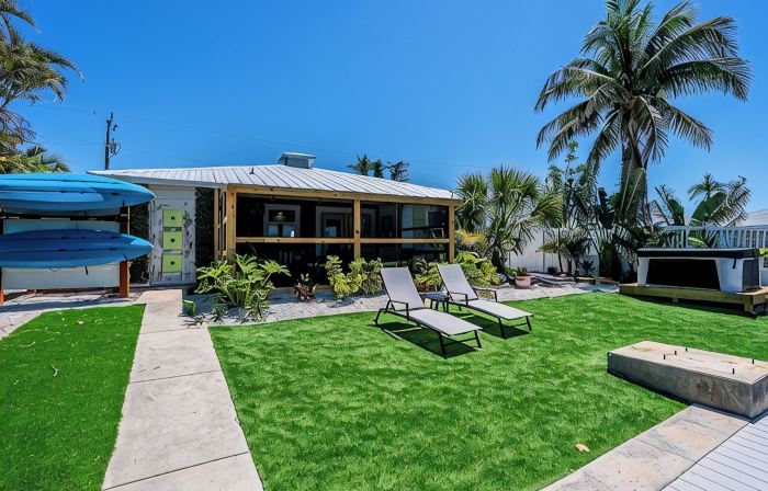 Waterfront Oasis with Boat Lift & Hot Tub in Bokeelia