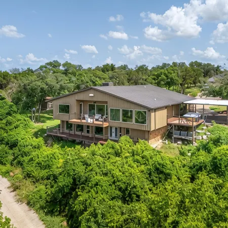 3800sf Lake Front Home, Hot Tub, Next to Boat Ramp and Park, Centrally Located!