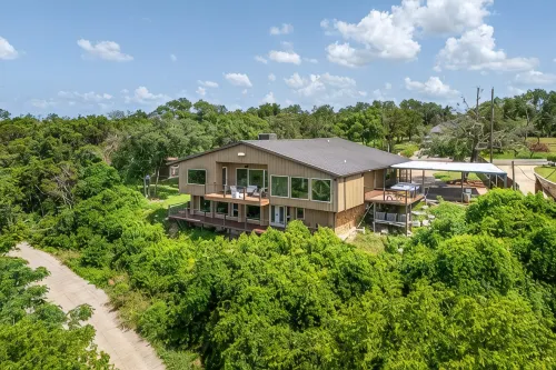 3800sf Lake Front Home, Hot Tub, Next to Boat Ramp and Park, Centrally Located!