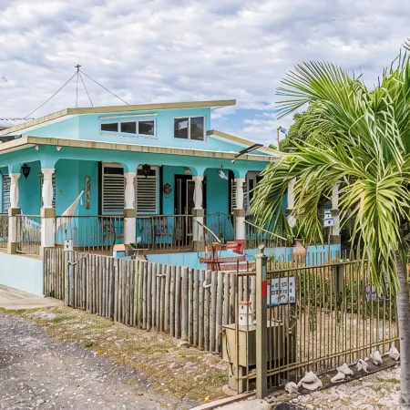 Spacious Family Retreat: Terrace, Inground Pool, Solar Power, Wi-fi, Pool Table