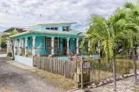 Spacious Family Retreat: Terrace, Inground Pool, Solar Power, Wi-fi, Pool Table - Homestays