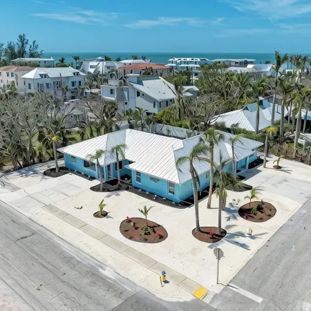 Single Level Home- 1 Minute Walk to the Beach- 5 minute walk to Restaurant/Shops