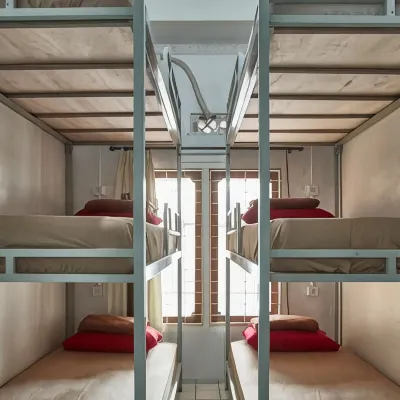 Pondok Heras Suite Отели рядом с достопримечательностью «Блок М»