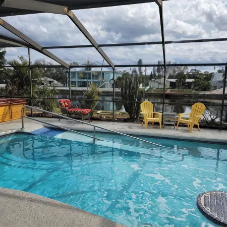 Waterfront Mid Century Cottage w/Pool and Spa- Close to beaches - Sleeps 9
