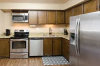 Updated 2-bedroom condo with pool - ห้องครัว