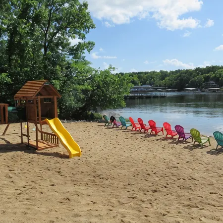 Updated Lakefront Walk-in Unit, 2 Pools, Beach, Deck