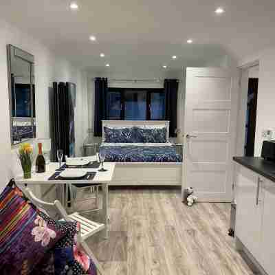 Studio Annie is the Most Relaxing Place to Stay With Free off Road Parking Rooms