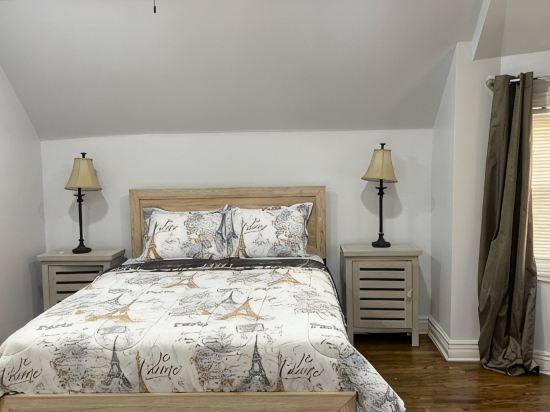 Woodlawn Oasis...10 Minutes to Dining & Downtown