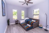 Newly Built in 2023! 2 hole Putt-Putt, Fire-Pit, Huge Fenced Backyard, Lake View