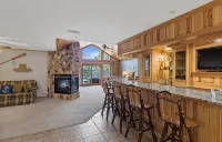 Lakefront Penthouse Retreat: Stunning Views, Bar, Golf & Fun on Castle Rock Lake - Homestays