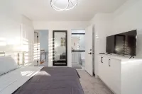 Spacious & Modern by the Beach ~ King & Queen Beds