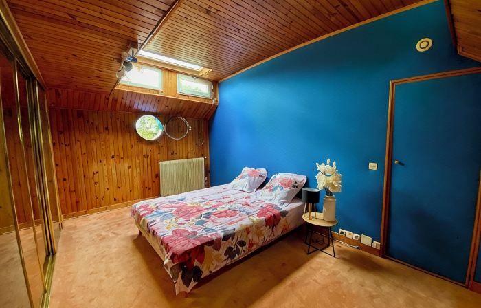 Cosy and convivial houseboat