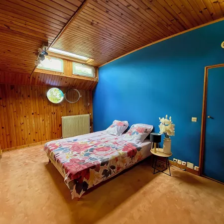 Cosy and convivial houseboat