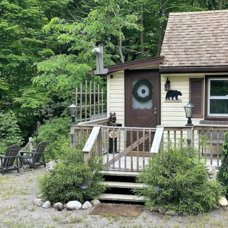 Escape to a Streamside Cabin in the Lower Catskills Отели в г. Мамакатинг